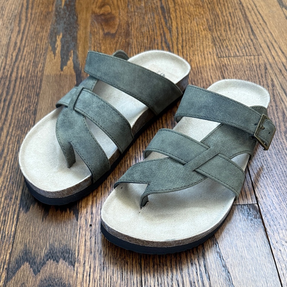 B30 Cliffs by WHITE MOUNTAIN Women 6.5 Green Moss Buckle Open Sandals